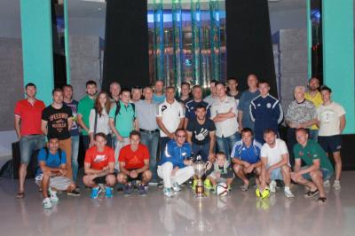 Игроки и тренеры ФК «Рязань» вместе с болельщиками присели перед дальней дорожкой